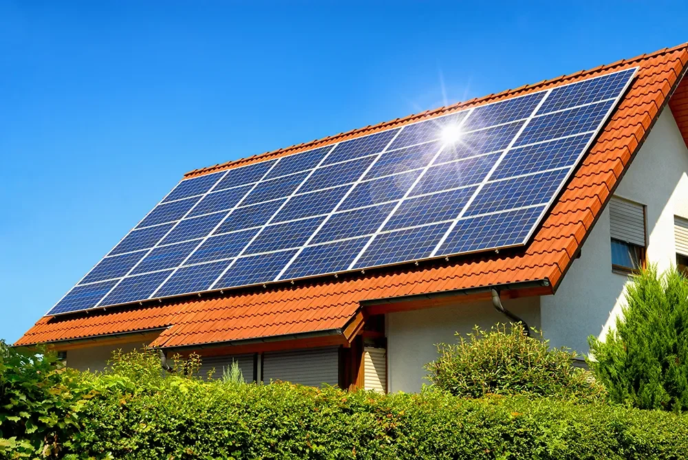 Casa com painéis de energia solar no telhado