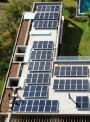 Painéis solares em telhado residencial
